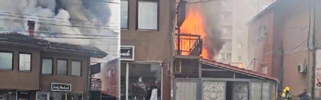 Požar izbio u radionici, pa se proširio na kuću, ljudi beže na sve strane: Jeziv snimak iz Novog Pazara (VIDEO)