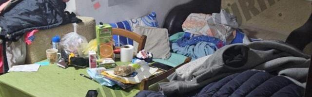 EKSKLUZIVNE SLIKE! POGLEDAJTE UNUTRAŠNJOST ŠTEK STANA NAPADAČA SA NOVOG BEOGRADA! Kurir na licu mesta: Jezive scene, krš i lom na sve strane (FOTO)