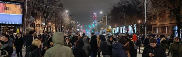 Deo demonstranata bacao baklje na policiju kod Ušća, privedeno nekoliko studenata