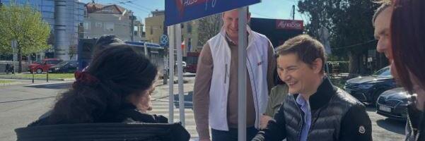 "PREŽIVELI SMO BLOKADERSKI TEROR, NASTAVLJAMO BORBU ZA PRISTOJNU SRBIJU" Ana Brnabić sa građanima i aktivistima na štandu SNS