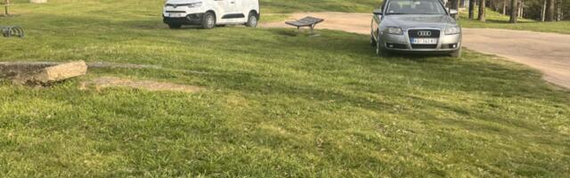 Čitaoci javljaju: Pešačkom stazom na vrh Hisara izlaze automobilima i kvadovima