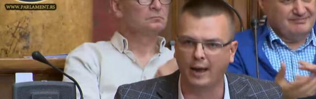 Snimak koji sve objašnjava: Evo zašto Skupštini treba alko-test, Parandilović umalo promašio salu (VIDEO)