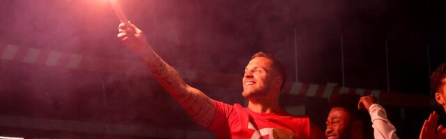 OVAKO SU FUDBALERI CRVENE ZVEZDE PROSLAVILI 37. TITULU ŠAMPIONA: Arnautović zapalio baklju, pa poveo slavlje (FOTO)