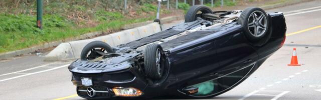Automobil probio ogradu, pa se prevrnuo u traci za kontra smer: Teška nesreća na auto-putu kod Velike Plane