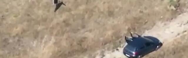 UZNEMIRUJUĆI VIDEO! POSLEDNJI TRENUCI MONSTRUMA: Ubio Kostu i Lelu, ćerku im DRŽAO KAO TAOCA 12 sati! Policajac je uzeo u naručje i počeo da beži USLEDIO HOROR