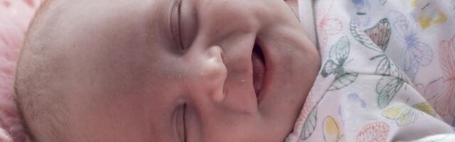 Zašto se bebe smeju u snu: da li je reč o slatkim snovima ili nečem drugom?