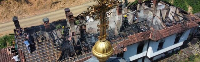 Deca iz Gornjeg Milanovca prodaju limunadu na uličnom štandu, a sav novac daće za obnovu izgorelog konaka u manastiru Vraćevšnica