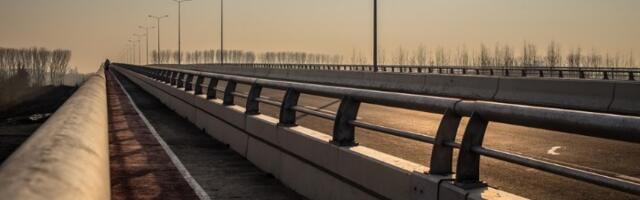 Vozilo se prevrnulo nasred puta: Stvaraju se zastoji (FOTO)