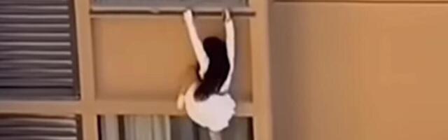 Bila kod ljubavnika, a onda se čulo zvono na vratima... Završila viseći sa 10. sprata, kamere sve snimile (VIDEO)