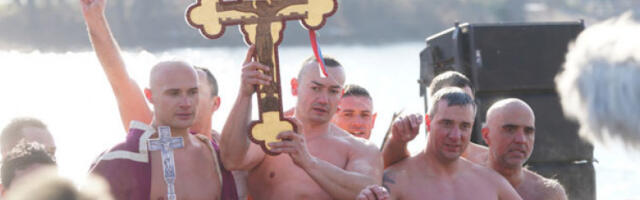 Богојављење: Жандарм Никола Трајковић први допливао до Часног крста