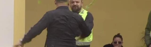 BORA SANTANA U  FIZIČKOM OKRŠAJU SA OBEZBEĐENJEM! Pao na pod od udarca, jeca od bolova: Pogledajte ove šok scene (VIDEO)