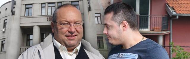 ŠTA SE DEŠAVALO U AMFITEATRU PRAVNOG FAKULTETA?! Profesor Vuletić drži vežbe studentima, a u pozadini transparenti podrške sa tematikom Ritopeka! (FOTO)