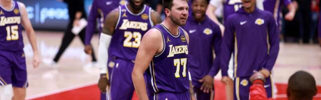 DONČIĆ SE POIGRAVAO SA "BEJBI JOKIĆEM" I DRUŽINOM! Lejkersi zabeležili sedmi uzastopni trijumf, Luka brojao do 40!