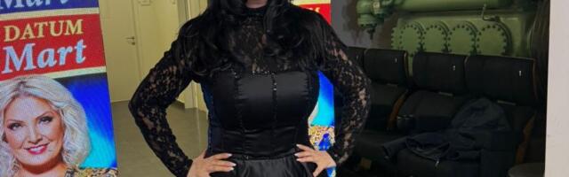 POVREDILA NOGU DOK JE GLEDALA U IZLOGE:  Jana Todorović stigla na koncert Snežane Đurišić uprkos nezgodi