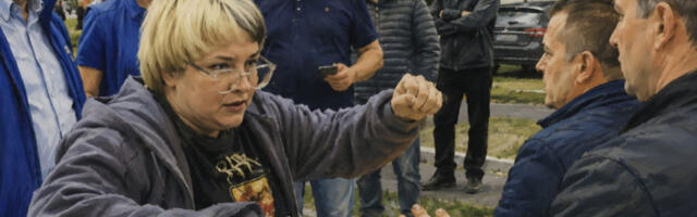 Инцидент у Новом Саду: Жена вређала активисте СНС и цепала плакат са заставом Србије
