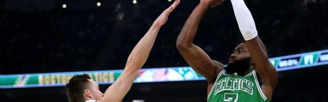 Duh Stefa Karija ušao u Džejlena Brauna, Dončić umalo do tripl-dabla