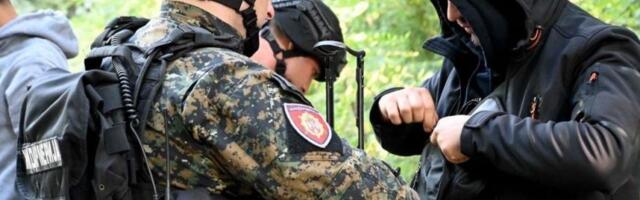 POLICIJA IM PRONAŠLA ORUŽJE! Evo kako je izgledala akcija hapšenja krijumčara migranata na severu zemlje! (FOTO)