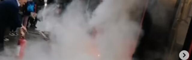 Zapalio se autobus: Širi se dim, putnici pobegli (VIDEO)