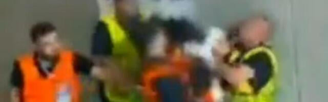 Jeziv snimak sa Evra: Redari tukli navijača u tunelu (VIDEO)
