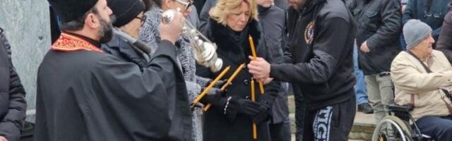 CECA NEPREPOZNATLJIVA NA ARKANOVOM POMENU, DECA SE NE ODVAJAJU OD NJE: Bolne scene na groblju, ovaj detalj JEŽI DO KOSTIJU! (VIDEO)