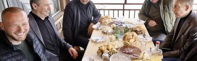 UČINIĆEMO SVE DA POMOGNEMO LjUDIMA KOJI NAPORNO RADE: Vučić u obilasku poljoprivrednog gazdinstva Nešić