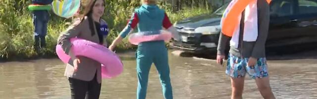 Ulice i dalje potopljene, građani izašli sa šlaufima: "Borča ima more. Hvala Vučiću" (FOTO)