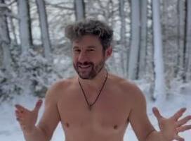 Glumac se skinuo i uskočio u sneg: Dušan se u boksericama valjao po šumi, a snimak je obišao ceo region