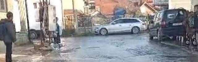 Ovuda se ne može: Pukla cev, voda teče ulicama (VIDEO)