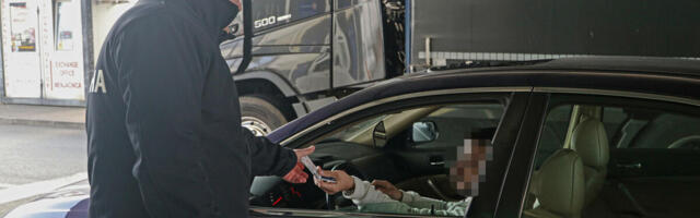 MUŠKARAC (56) ZAUSTAVLJEN NA GRANIČNOM PRELAZU BATROVCI: Policajci nisu ni slutili šta će pronaći u njegovom BMW-u!