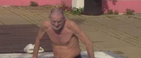 "LEPI MIĆA LEDOLOMAC"  Najstariji učesnik pliva u bazenu, a zadrugari umiru od smeha