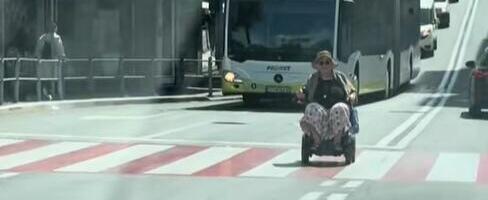 "Najnormalnije jutro u Splitu": Baba na sred druma se vozi u električnim kolicima, snimak obišao ceo region