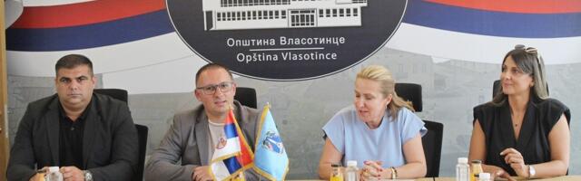 Ministarka Paunović u Vlasotincu razgovarala o igralištu i pomoći lokalnim samoupravama