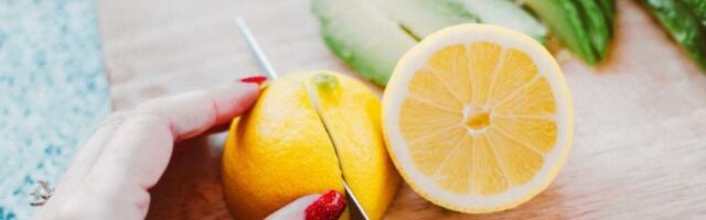 CUT A LEMON IN HALF AND PUT IT NEXT TO YOUR BED IN THE EVENING! You will see amazing results in the morning! IT SEEMS CRAZY, BUT DOCTORS HAVE CHECKED AND PUBLISHED IT!