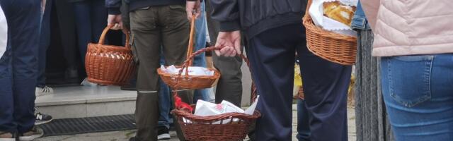 Nikad tužniji Đurđevdan obeležava se u Srbiji: Domaćini doneli kolač i žito u crkvu, a njihove molitve upućene su nedužnim žrtvama