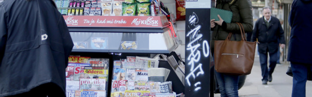 Makedonac na kiosku da kupuje cigarete...