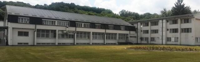 Zatvorenik došao na suđenje, pa na štakama pobegao: Drama u Lazarevcu - tokom bekstva povređen komandir