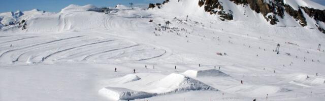 Skijaši u Kran Montani odali počast žrtvama tragičnog požara: Emotivan snimak obišao svet