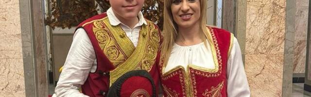 BADNJE JUTRO OKUPILO NAS JE OKO OGNJIŠTA, OKO MATICE: Ministarka Stamenkovski sa srpskom dečicom iz regiona prisustvovala unošenju badnjaka u Predsedništvo