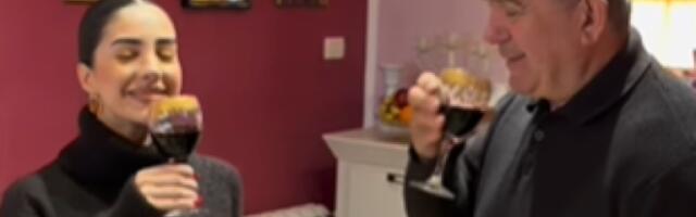 PORODIČNA IDILA U DOMU ĐURIČIĆA ZA BADNJI DAN! Anđela stigla u Đenoviće - nazdravila sa Velišom, pa POSLALA SNAŽNU PORUKU! (GALERIJA)