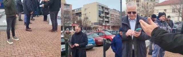 Rasprava na SNS štandovima u Novom Sadu: Građani aktivistima donose kisele krastavce (VIDEO)