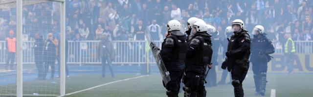 NOVI PAZAR – ZVEZDA Ludnica na Gradskom stadionu! Meč je nastavljen i odmah je poništen gol domaćeg tima /VIDEO/