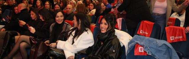 Supruga frontmena Magle benda UKRALA PAŽNJU PRISUTNIH U PRVOM REDU: Cela u crnom, NE SKIDA OSMEH sa lica, a evo koje brinete mogu da joj pariraju u sali (VIDEO)