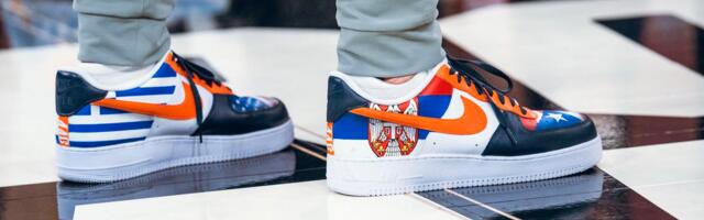 Momci s Balkana kroz "Martovsko ludilo" gaze u patikama na kojima je srpska zastava! /FOTO/