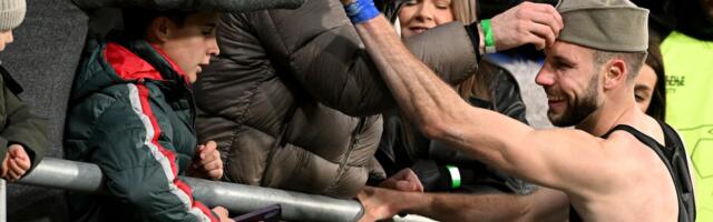 Strahinja Pavlović sa šajkačom slavi pobedu protiv Saudijske Arabije! /GALERIJA/