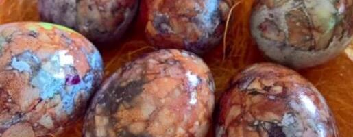 Mramorna jaja sa lukovinom: Evo kako da napravite ova remek dela uz pomoć samo nekoliko sastojaka