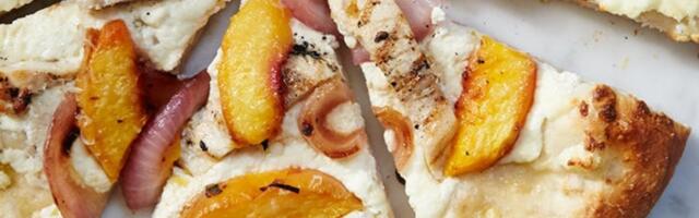 Pica sa grilovanim breskvama, piletinom i ricotta sirom