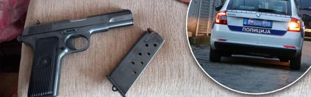 Uhapšen u dvorištu škole u Jagodini! Bežeći bacio pištolj, u stanu mu pronađena i droga