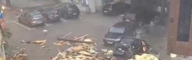 Srećom izbegnuta tragedija u Mladenovcu: Vozač zakočio, a onda je krov stambene zgrade pao na pločnik ispred njega (VIDEO)