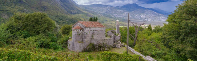 CRKVA U KOMŠILUKU JE ČUDO PRIRODE: Ljudi u neverici gledaju šta se desilo, a ona i dalje opstala (VIDEO)