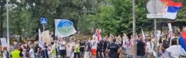 Građani i studenti krenuli ka Slaviji, počelo "književno veče" u Ćacilendu (UŽIVO)